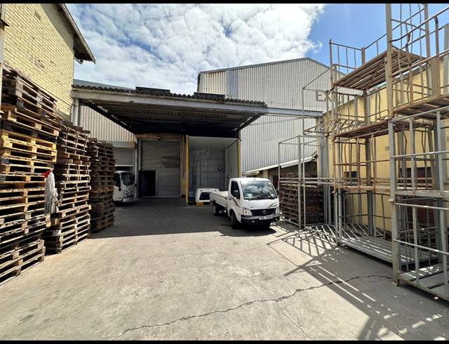 580M² WAREHOUSE TO LET IN PAARDEN EILAND